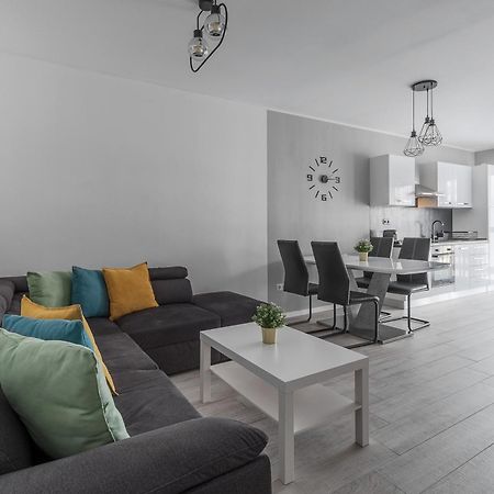 Ceyrat Flat Lägenhet Oradea Exteriör bild